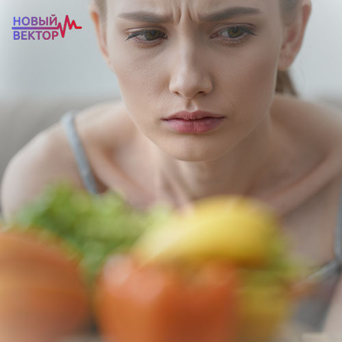 Девушка сидит на диете