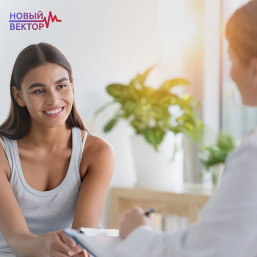 Девушка сидит на приему у врача