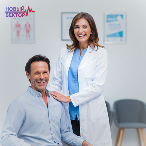 Мужчина сидит на приеме у врача