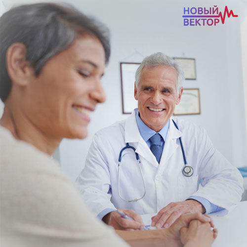 Женщина сидит на приеме у врача