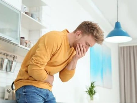 Последствия употребления алкоголя после кодирования Мужчина испытывает тошноту