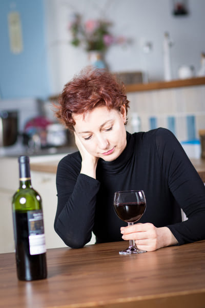 Женщина с вином